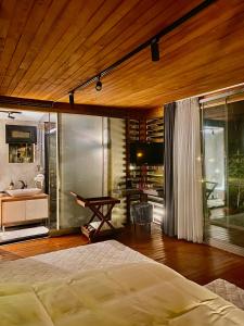 1 dormitorio con 1 cama y escritorio en una habitación en Butiq Garden en Kemer