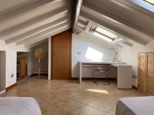 a bedroom with a desk and a table in a room at Paganini29 - Elegante appartamento vicino all'autodromo Monza in Monza