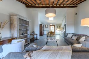 a living room with a couch and a table at Albergo Diffuso Borgo Santo in Asciano