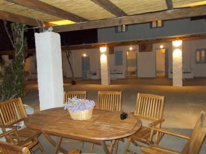 a wooden table with chairs and a basket of flowers on it at ΠΑΡΑΘΙΝ ΑΛΟΣ 2 in Skiros