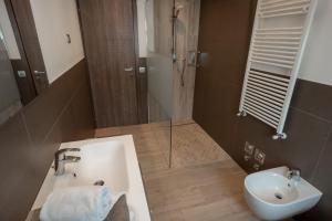 a bathroom with a tub and a sink and a shower at Bait Martin Appartamento 3 in Livigno