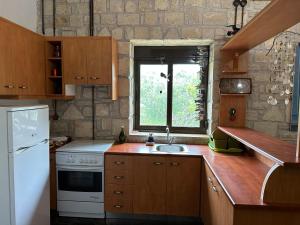 A kitchen or kitchenette at Elia Home Még 15 kép