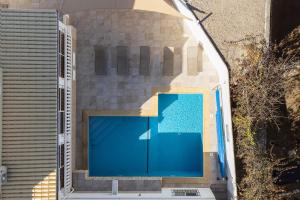 una vista aérea de una piscina en una casa en Casa Nela, en Carvoeiro