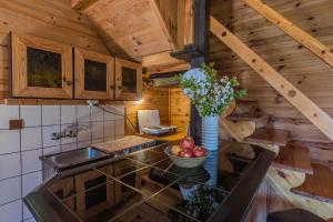 a kitchen with a sink and a vase of fruit at Siedlisko Pili Pili in Sorkwity