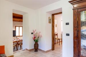 una sala de estar con una mesa y un jarrón de flores en The Dormouse - Il Ghiro, en Casola in Lunigiana
