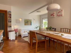 cocina y sala de estar con mesa de comedor en Holiday Home Arte en Dubrovnik