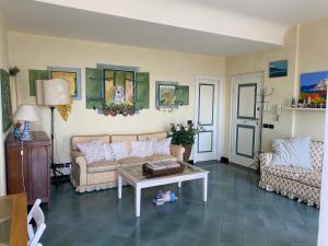 ein Wohnzimmer mit einem Sofa und einem Couchtisch in der Unterkunft Solimano 50 in Santa Margherita Ligure