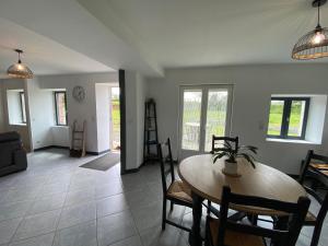 ein Esszimmer und ein Wohnzimmer mit einem Tisch und Stühlen in der Unterkunft Petite maison dans la prairie in La Pellerine