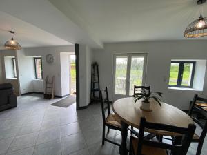 Posedenie v ubytovaní Petite maison dans la prairie