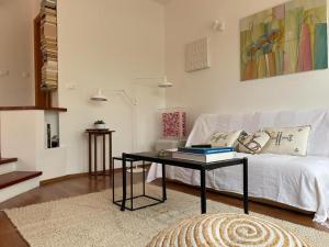 Sala de estar con cama y mesa en Holiday Home Arte en Dubrovnik