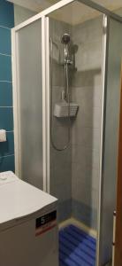 um chuveiro numa casa de banho com uma parede azul em GardenHouse em Cagliari