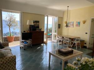 sala de estar con sofá y mesa en Solimano 50, en Santa Margherita Ligure