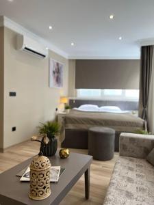 een woonkamer met een bed en een salontafel bij The House Company in Istanbul