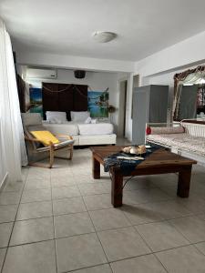 een woonkamer met een bank en een salontafel bij Galini Relax Suite in Rafina