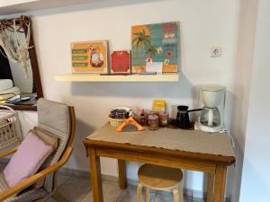 Galini Relax Suite في رافينا: طاولة صغيرة في مطبخ مع كونتر توب