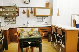 eine Küche mit einem Tisch mit Bananen drauf in der Unterkunft house with patio carmel market in Tel Aviv + 5 Fotos