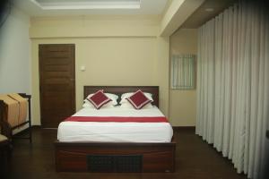 アヌラーダプラにあるShanthi Villa Resortのベッドルーム1室(枕2つ付)