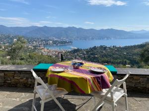 einen Tisch und Stühle mit Blick auf das Wasser in der Unterkunft Solimano 50 in Santa Margherita Ligure