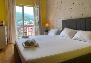 Postel nebo postele na pokoji v ubytování Apartmani SRNA, Igalo
