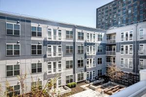 un gran edificio blanco con muchas ventanas en Somerville 1br w wd gym roof nr Assembly T BOS-555A, en Somerville