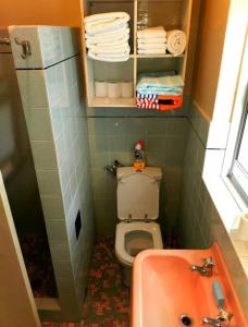 małą łazienkę z toaletą i umywalką w obiekcie Close to the famous Bondi Beach in Australia w mieście Sydney