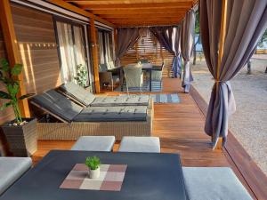 Posezení v ubytování Mobile Home Agava 2