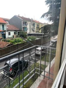 uma varanda com um carro estacionado numa rua em Accogliente Loft ben servito em Novara