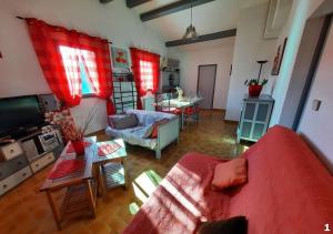 sala de estar con sofá y mesa en Appartements Hameau du Port, en Esparron-de-Verdon