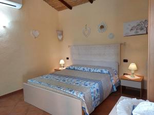 1 dormitorio con 1 cama y 2 lámparas en 2 mesas en Agriturismo Agrisole, en Olbia