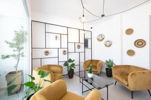 ein Wartezimmer mit Stühlen und Topfpflanzen in der Unterkunft Creta Sun luxury apartments in Rethymno