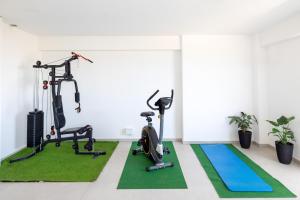 einen Fitnessraum mit Heimtrainern und Laufbändern in der Unterkunft Creta Sun luxury apartments in Rethymno
