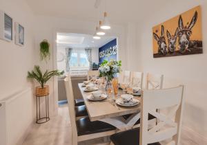 - une salle à manger et une cuisine avec une table et des chaises dans l'établissement Seasiders Retreat, à Whitby