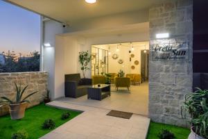 eine Terrasse mit Tisch und Stühlen in einem Gebäude in der Unterkunft Creta Sun luxury apartments in Rethymno