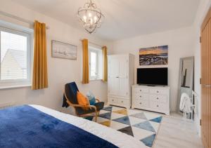 - une chambre avec un lit, une télévision et une chaise dans l'établissement Seasiders Retreat, à Whitby