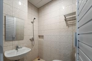 La salle de bains est pourvue d'un lavabo et de toilettes. dans l'établissement Cove West Inn Cihampelas, à Bandung