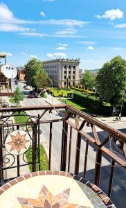 balcón con mesa y vistas a la calle en Greener Apartament en Kielce