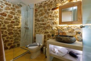 La salle de bains est pourvue d'un lavabo, de toilettes et d'une douche. dans l'établissement Dolphin Studios, à Mália
