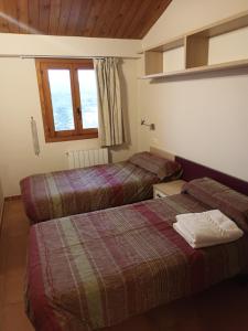 pokój hotelowy z dwoma łóżkami i oknem w obiekcie El Sindicat de Tarrés Camins de Pedra w mieście Tarrés