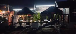 ジェシュフにあるZAJAZD ALBATROS Rzeszowの夜間の店頭の滑り台付き遊び場