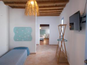 um quarto com uma cama, uma televisão e uma escada em ΠΑΡΑΘΙΝ ΑΛΟΣ 2 em Skiros