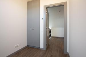 une pièce vide avec des murs blancs et une porte dans l'établissement M8 Modern Two-Floor Apartment, à Kaunas
