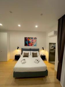 1 dormitorio con 1 cama grande y 2 almohadas en Summertime en Bisceglie