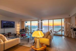 sala de estar con vistas al océano en Easy Clés - Dream view luxury flat AC en Biarritz