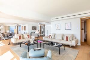 Sala de estar con 2 sofás y mesa en Easy Clés - Dream view luxury flat AC en Biarritz