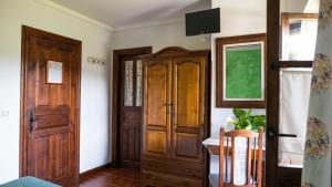 EstradaにあるFuente De Las Anjanasのリビングルーム(木製のドア、テーブル付)