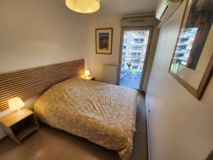 Ένα ή περισσότερα κρεβάτια σε δωμάτιο στο 150 m plage, piscine, clim, parking privé, entre Monaco & Menton, calme & Luxe assuré ! +34 φωτογραφίες