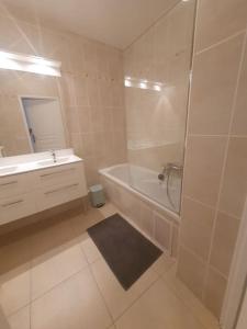 Ένα μπάνιο στο 150 m plage, piscine, clim, parking privé, entre Monaco & Menton, calme & Luxe assuré !