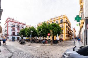 una calle en una ciudad con edificios y árboles en Exclusiva Casa en Centro, en Sevilla