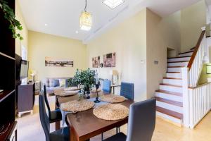 a dining room with a table and chairs at Exclusiva Casa en Centro in Seville
