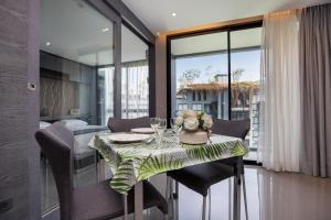 Χώρος καθιστικού στο tropics Kamala Deluxe Pool View Apartment CTG P602